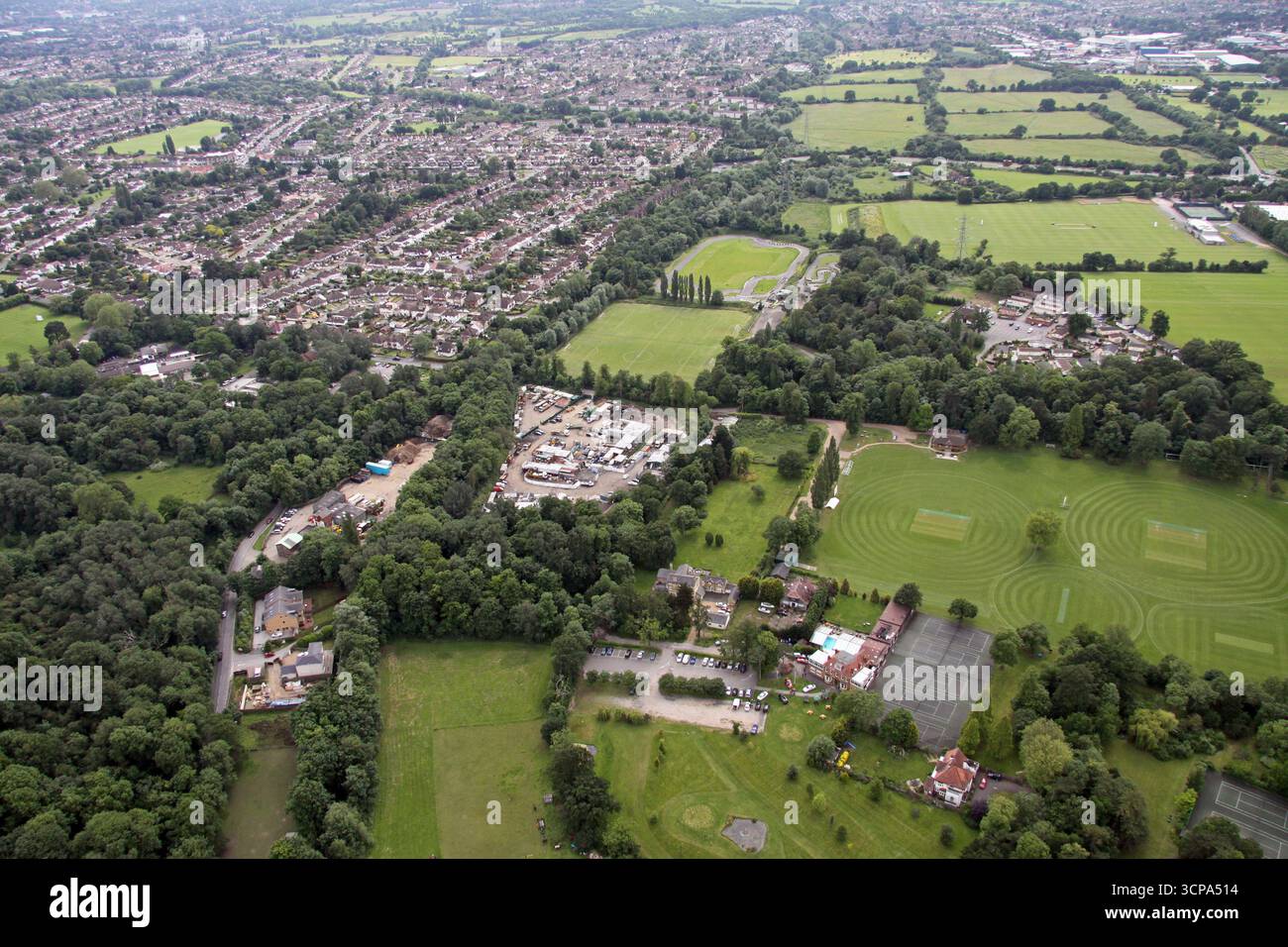 Vue aérienne du parc Worcester, Surbiton prise en 2012. Worcester Park Road et Old Malden Lane ProMinent, Kingston upon Thames KT4 Banque D'Images