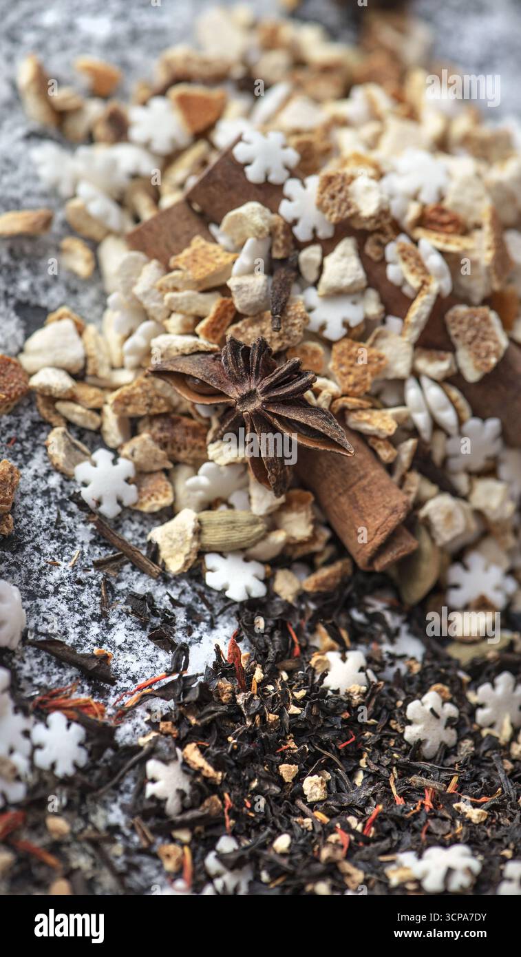vue de dessus sur un tas d'ingrédient de boisson chaude d'hiver renversé sur la table avec étoile d'anis Banque D'Images