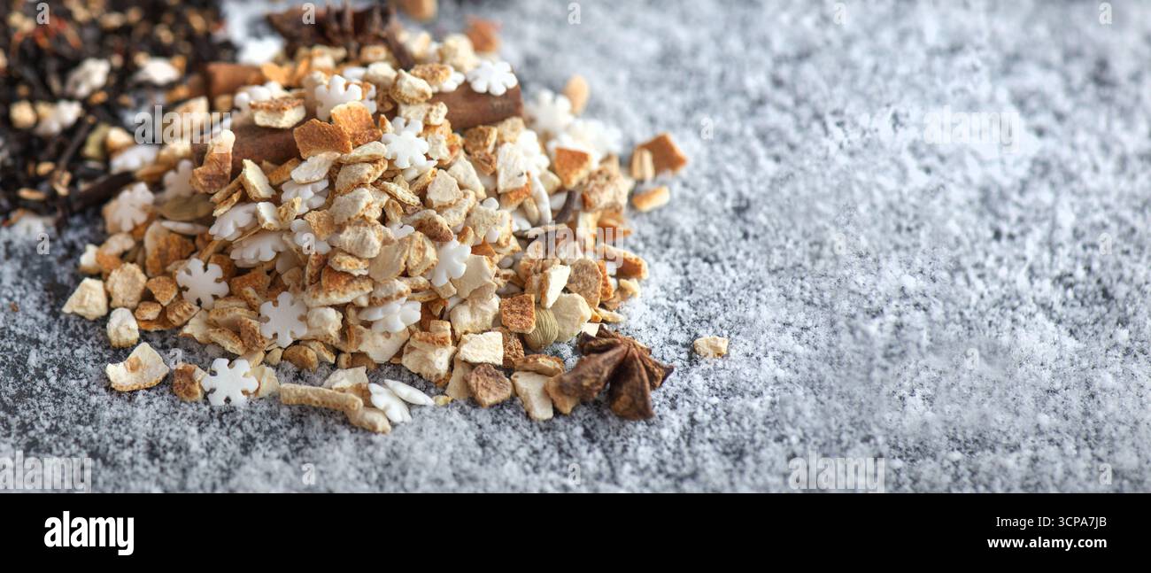 tas d'ingrédients sucrés et d'épices pour la préparation de boissons chaudes d'hiver sur fond enneigé Banque D'Images
