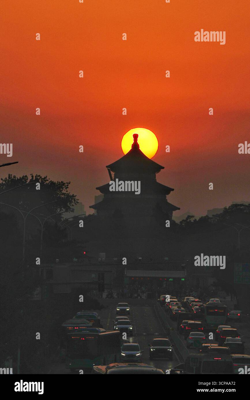 Beijing, Chine.24 septembre 2025. Pékin a été témoin d'un phénomène de « soleil suspendu », avec le soleil apparaissant directement au-dessus de la salle de prière pour de bonnes récoltes au Temple du ciel, créant une scène unique et frappante, le 24 septembre 2025. Crédit : Yang Huafeng/China News Service/Alamy Live News Banque D'Images