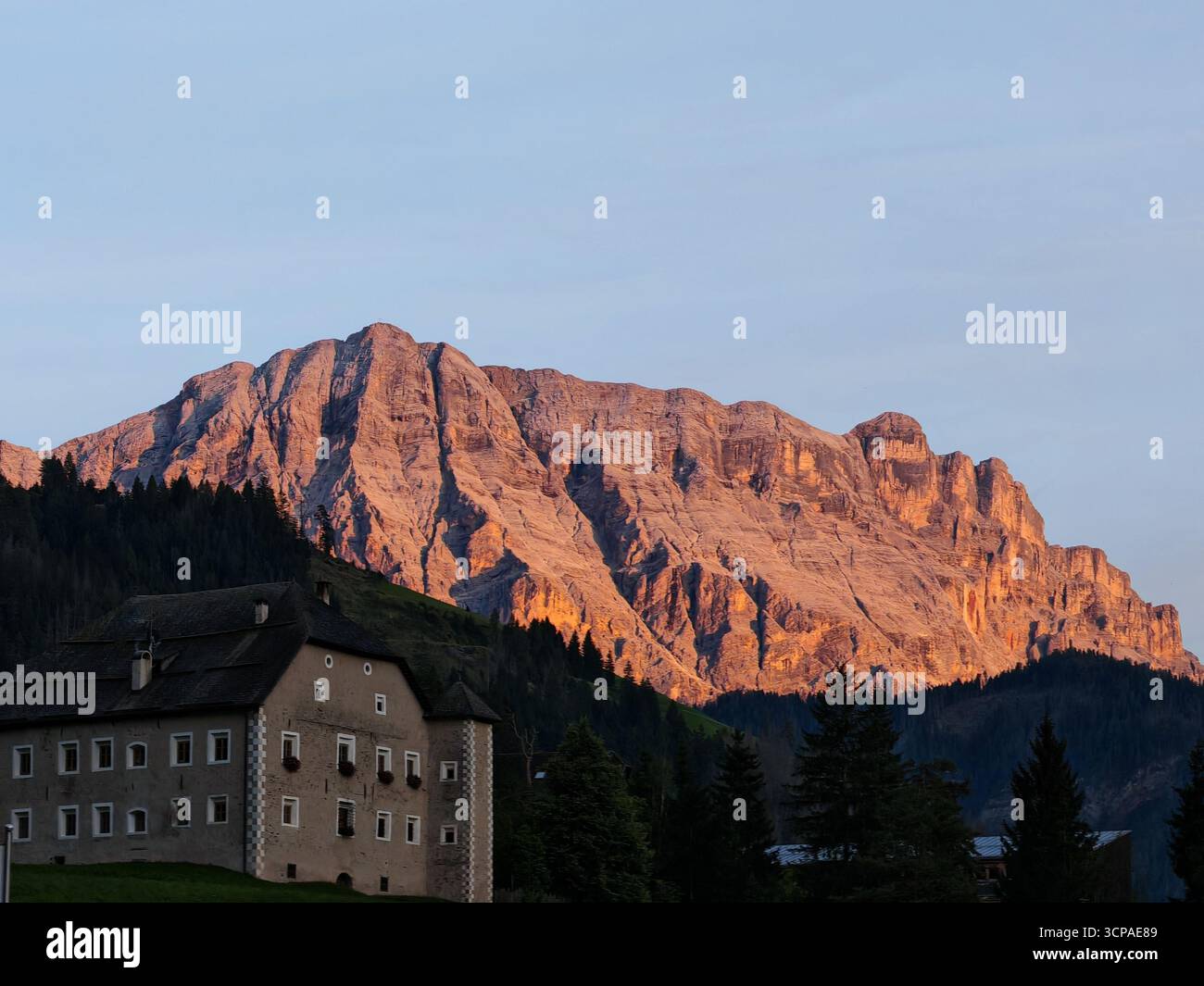 Un beau coucher de soleil générant l'enrosadira sur Sass DLA Crusc dans le Val Badia, Tyrol du Sud Banque D'Images