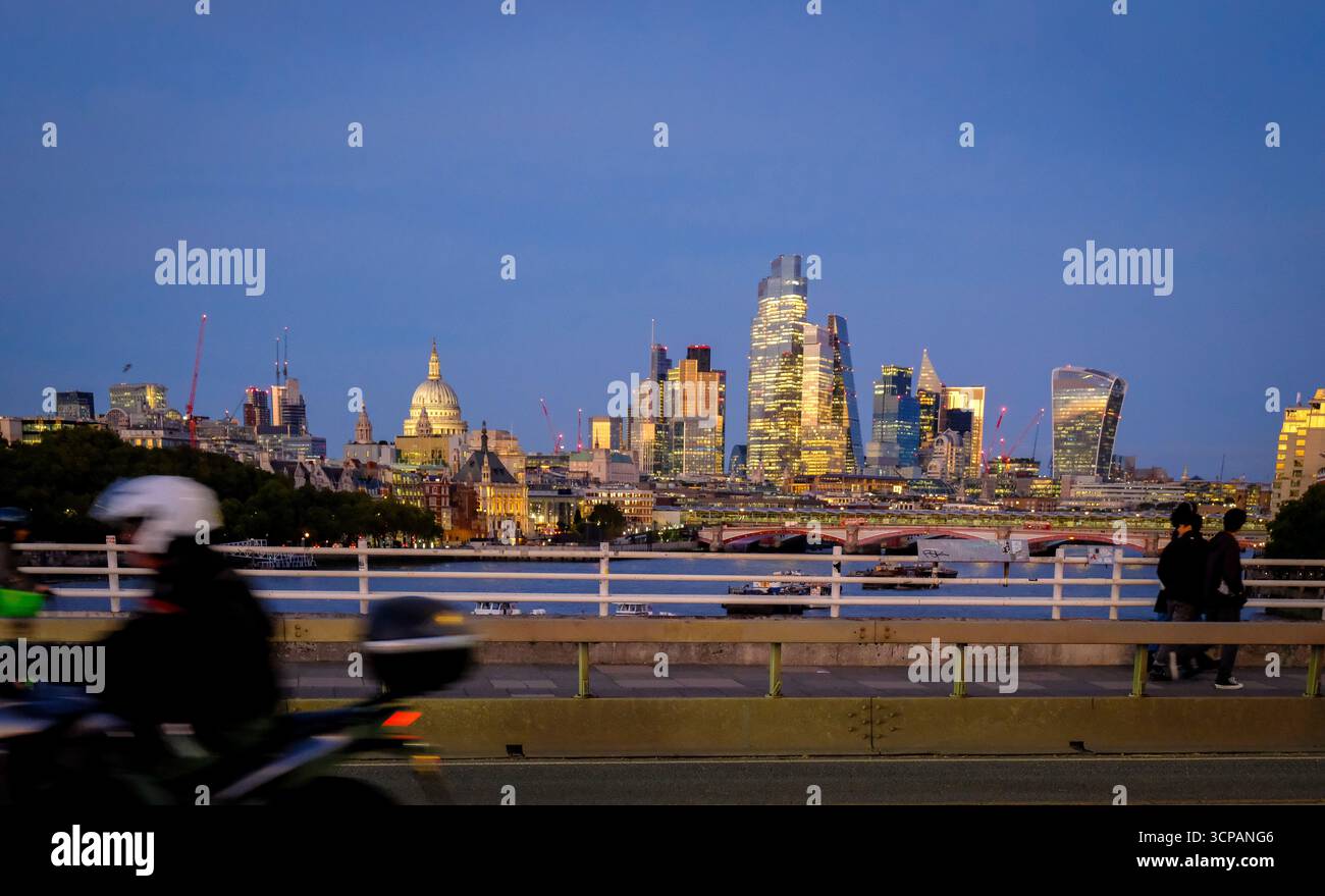 24 sept. 2025 - Londres, Royaume-Uni - Une vue depuis le pont de London Waterloo au crépuscule regardant vers la City de Londres avec ses gratte-ciel illuminés et le R Banque D'Images