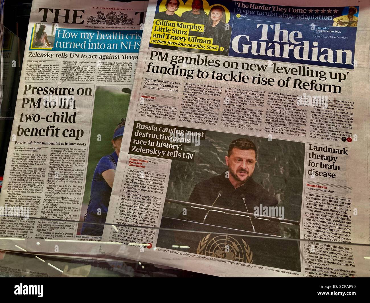 Les journaux britanniques rapportent le discours de Zelenskyy à l'Assemblée générale de l'ONU , qui avertit la Russie de causer la course aux armements la plus destructrice de l'histoire Banque D'Images