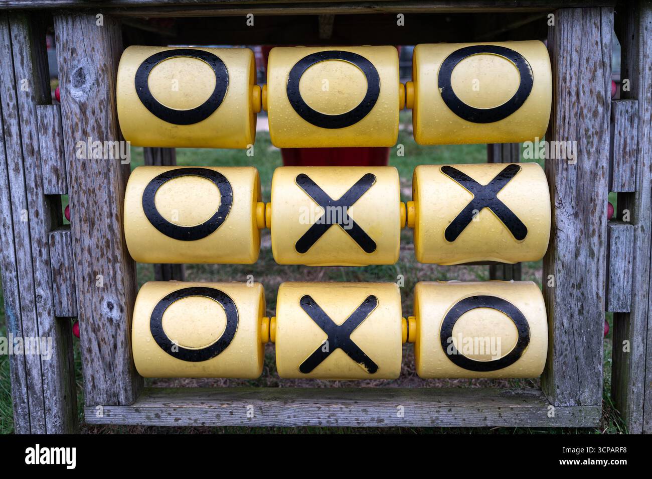 Il s'agit d'un jeu de TIC tac toe engageant qui dispose de cercles jaunes vifs et de croix noires contrastées pour une identification facile et un gameplay amusant Banque D'Images