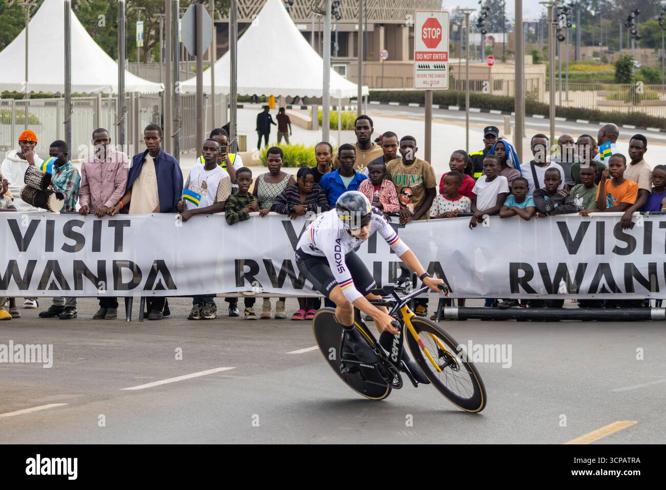 Allemand Benedikt Benz pousse dans la caverne de douleur lors du contre-la-montre individuel junior masculin aux Championnats du monde sur route UCI 2025 à Kigali. Banque D'Images