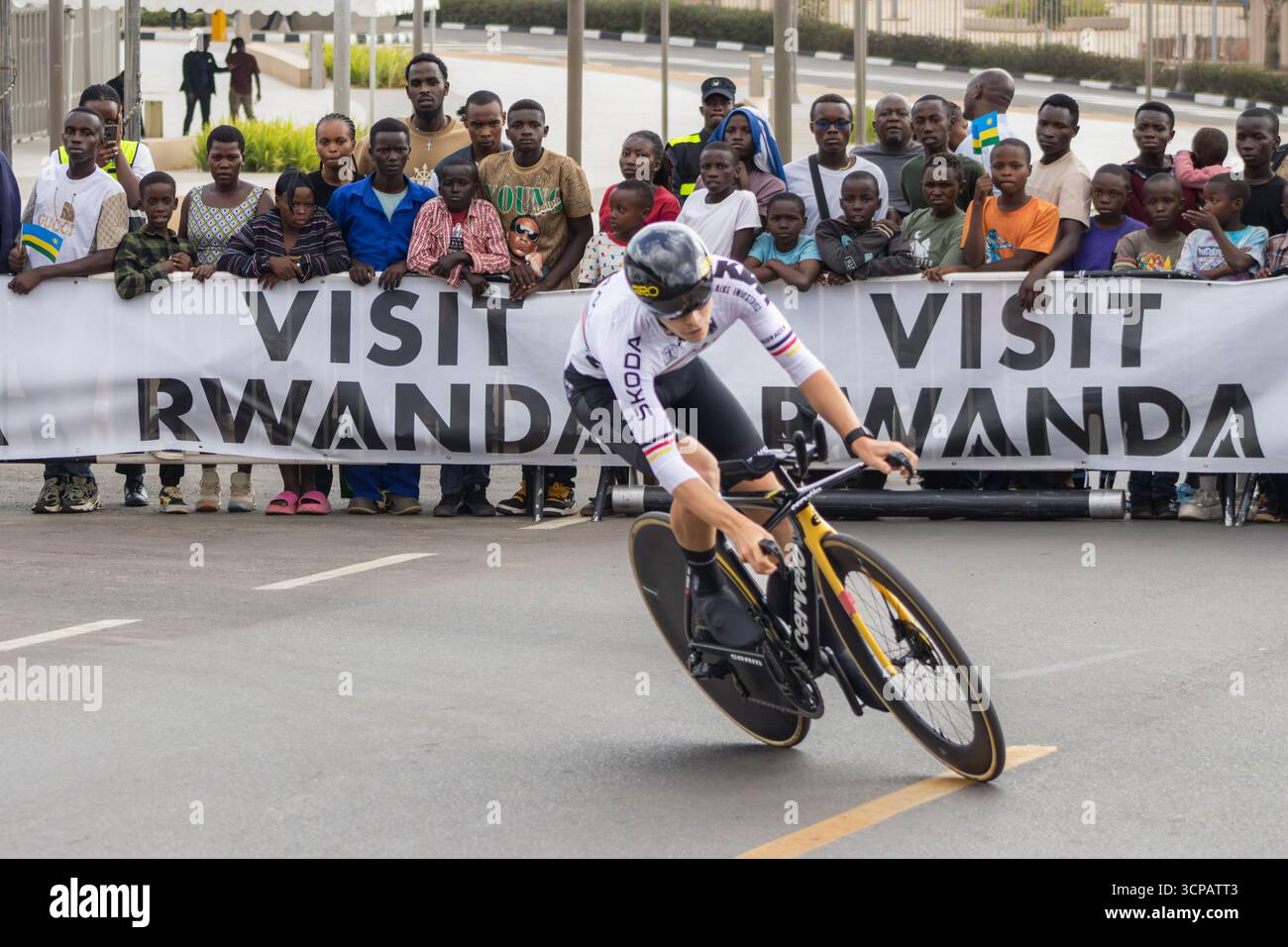 Allemand Benedikt Benz pousse dans la caverne de douleur lors du contre-la-montre individuel junior masculin aux Championnats du monde sur route UCI 2025 à Kigali. Banque D'Images