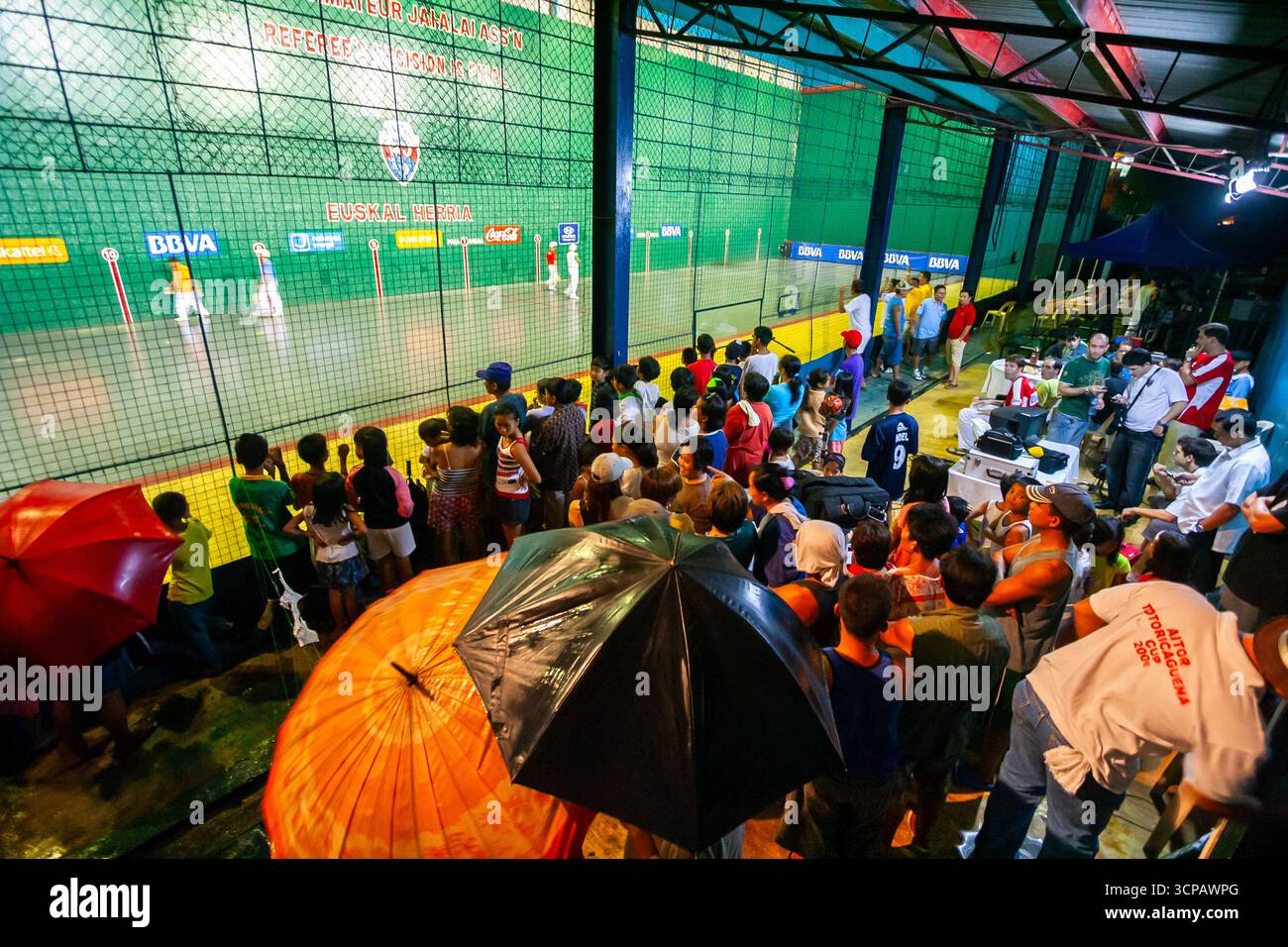Les foules se rassemblent pour assister à un tournoi de JAI alai à Quezon City, aux Philippines Banque D'Images