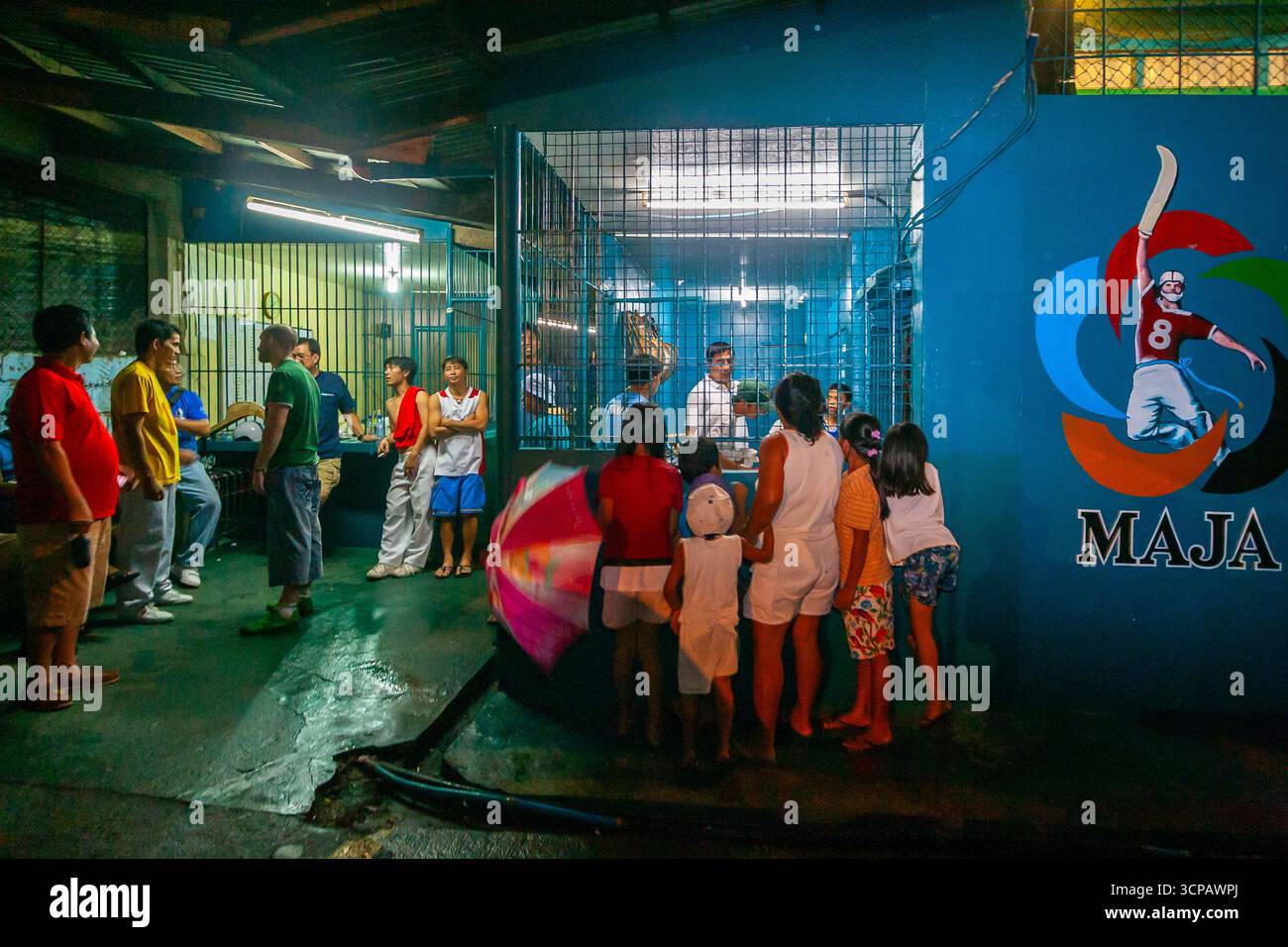 Les foules se rassemblent pour assister à un tournoi de JAI alai à Quezon City, aux Philippines Banque D'Images
