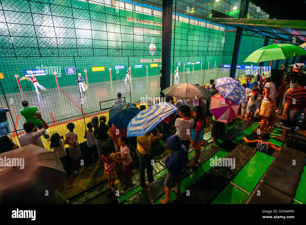 Les foules se rassemblent pour assister à un tournoi de JAI alai à Quezon City, aux Philippines Banque D'Images