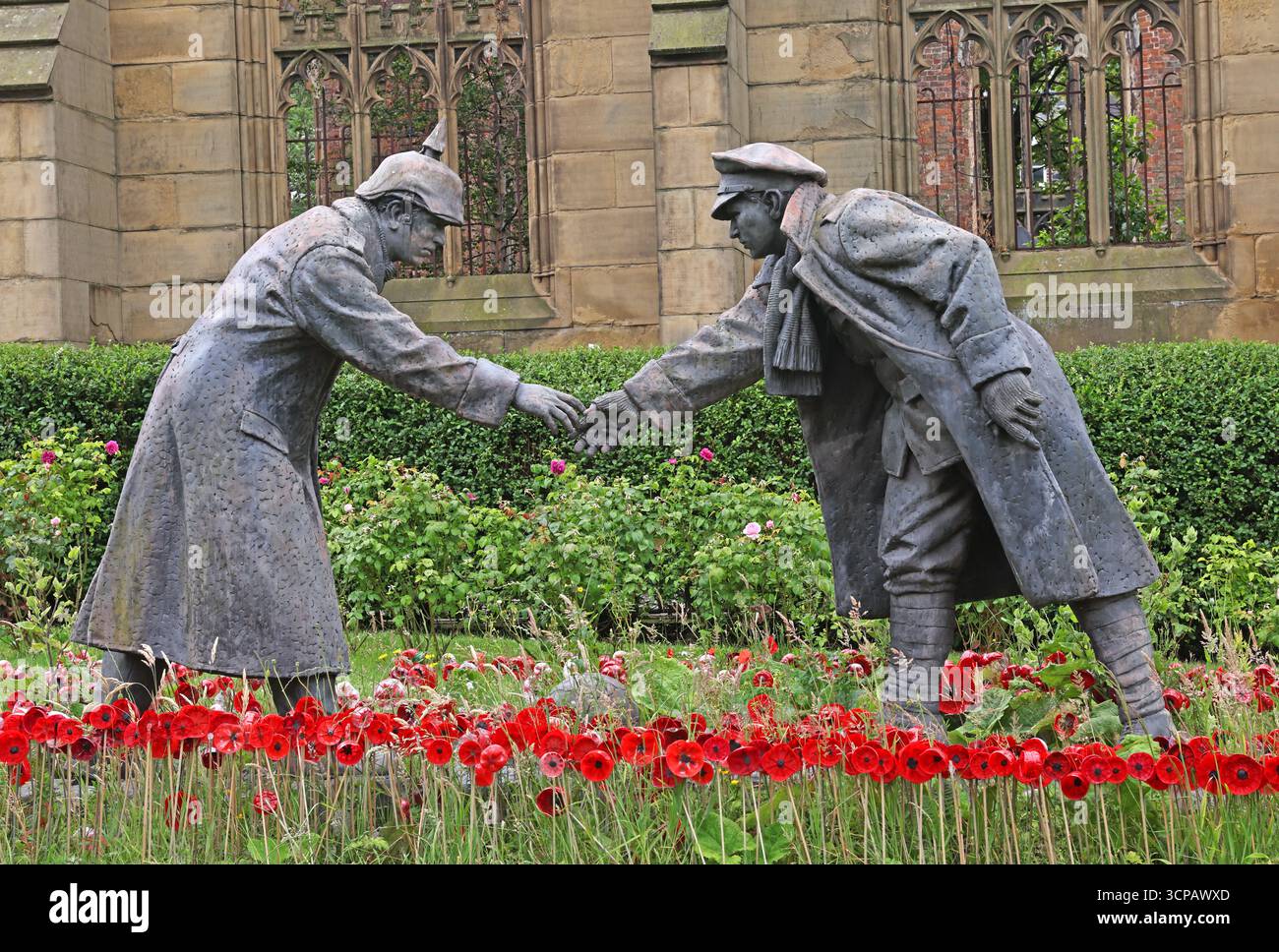 Sculpture représentant deux soldats de la première Guerre mondiale se serrant la main, commémorant la trêve de Noël de 1914, installée à l'église St Luc, bombardée Banque D'Images