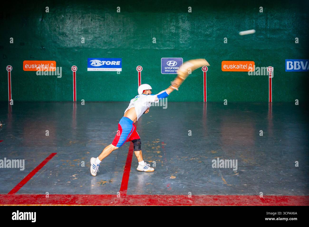 Un pelotari philippin jouant au jai alai, un sport basque autrefois très populaire aux Philippines, dans un fronton local à Manille Banque D'Images