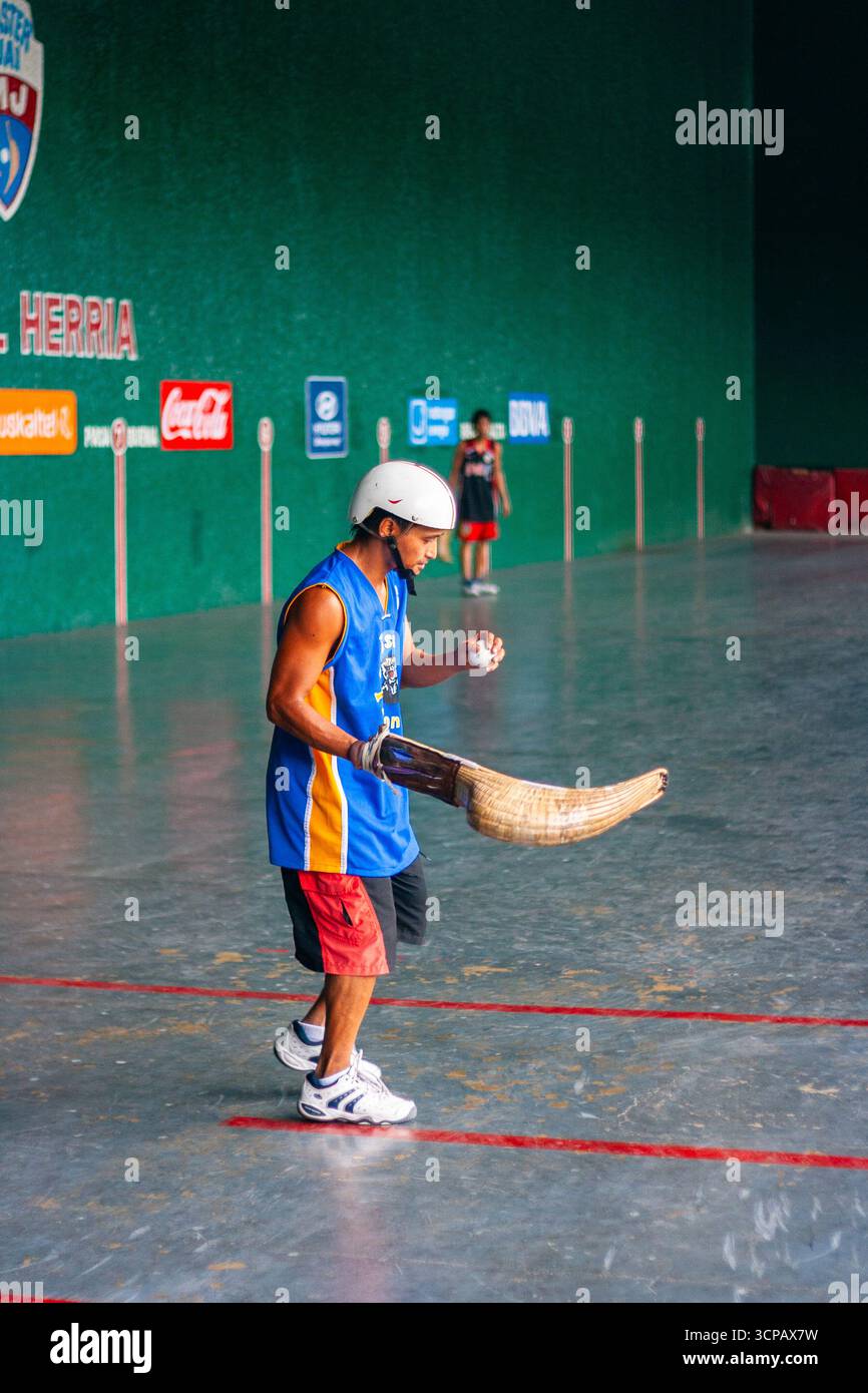 Un pelotari philippin avec sa cesta jouant au jai alai, un sport basque autrefois très populaire aux Philippines, dans un fronton local à Manille Banque D'Images