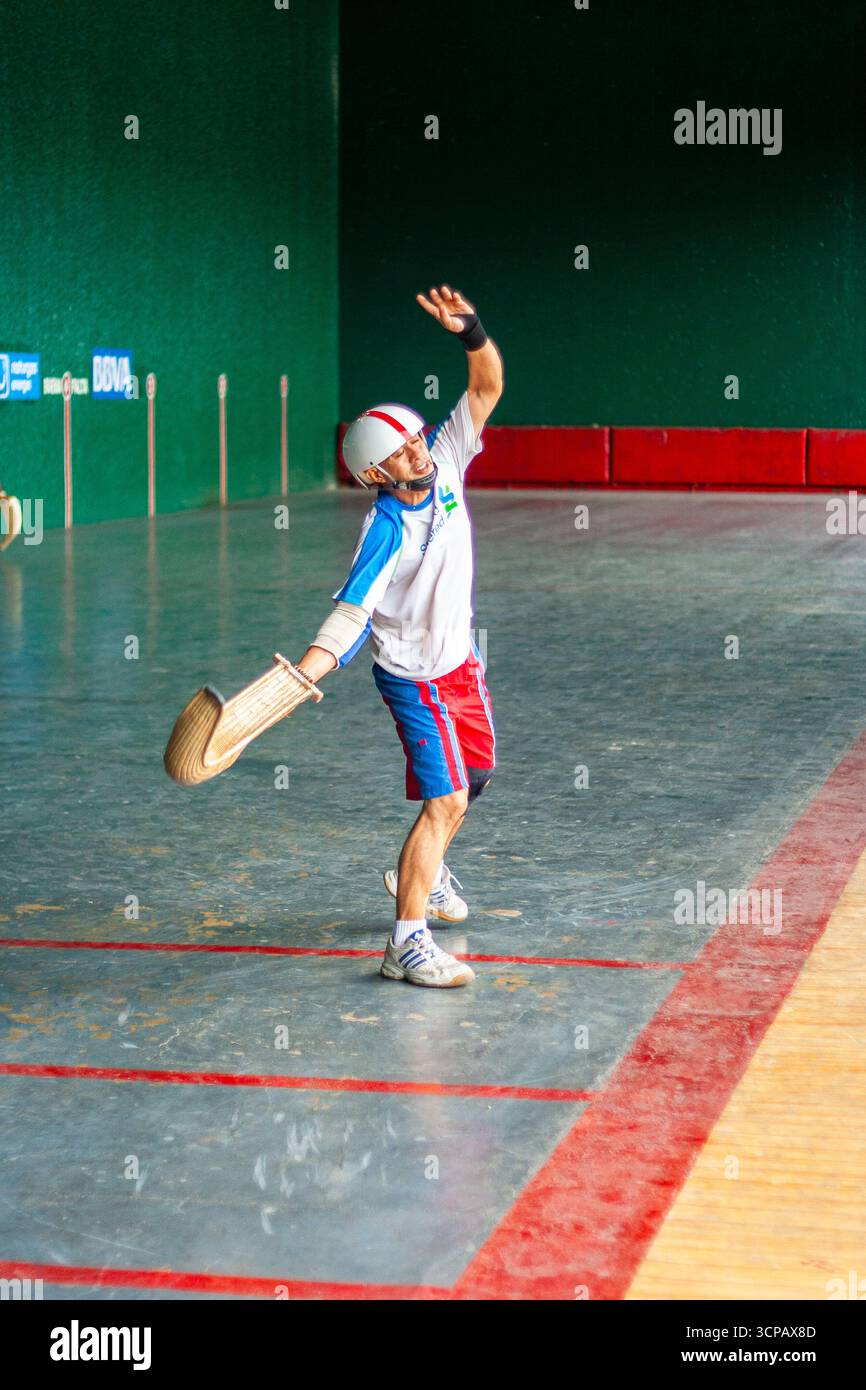Un pelotari philippin jouant au jai alai, un sport basque autrefois très populaire aux Philippines, dans un fronton local à Manille Banque D'Images
