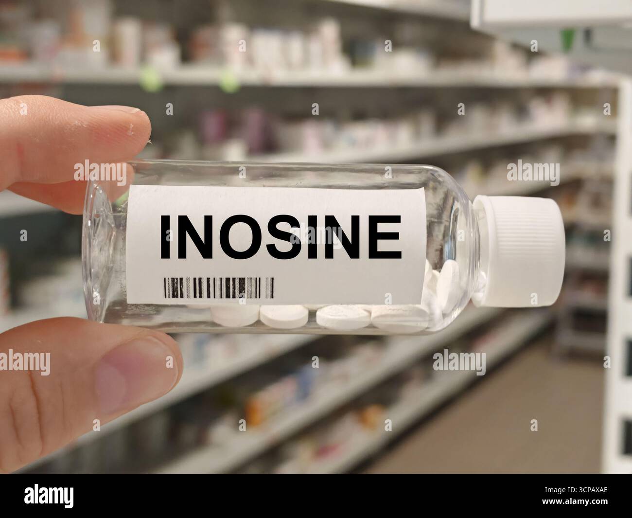 Boîte de comprimés D'INOSINE sur une table de pharmacie d'hôpital utilisé pour soutenir la performance sportive et la santé immunitaire un supplément de nucléoside. Banque D'Images