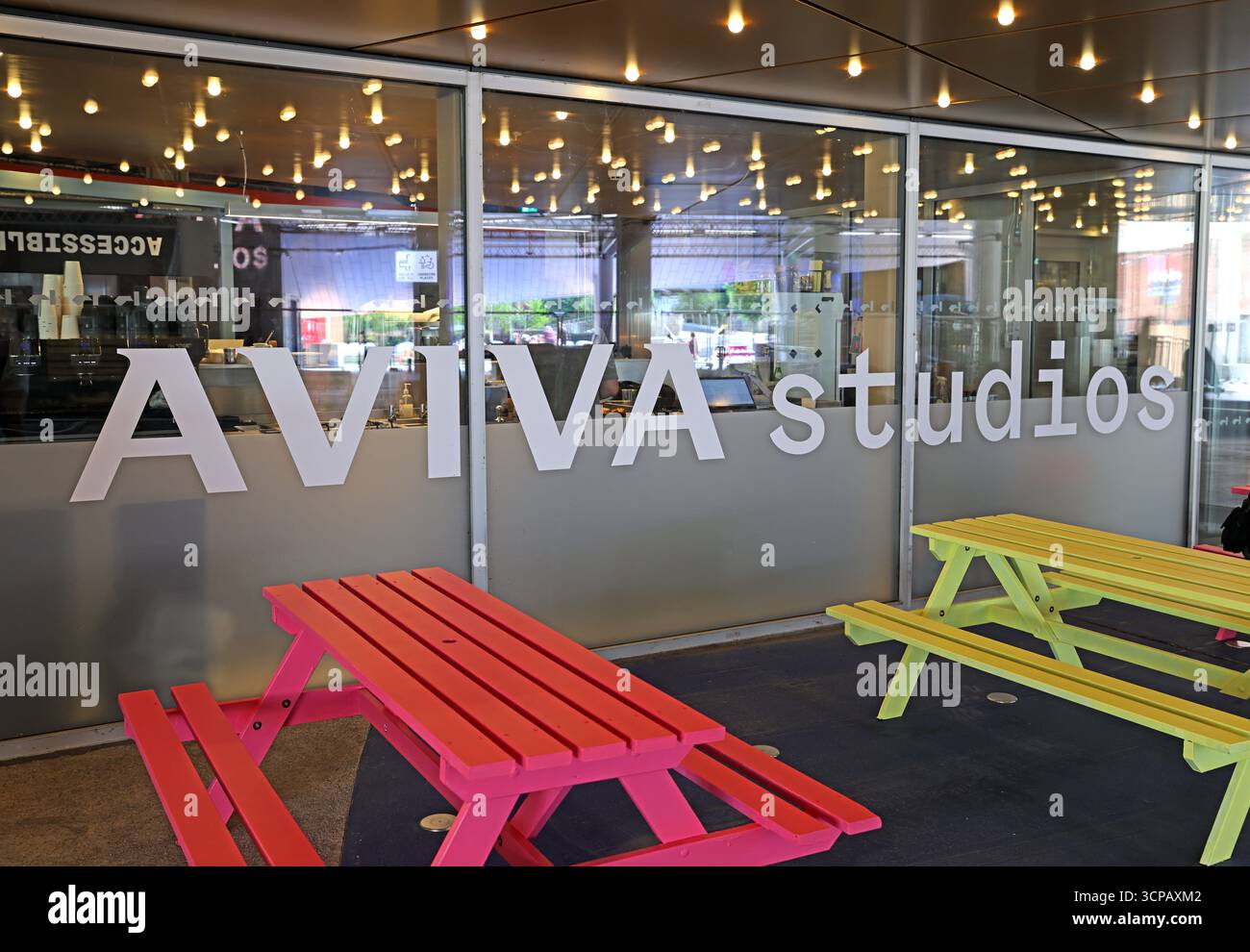 Vue extérieure des studios Aviva, siège de Factory International, montrant un lieu culturel moderne et un coin salon public dans le centre-ville de Manchester. Banque D'Images