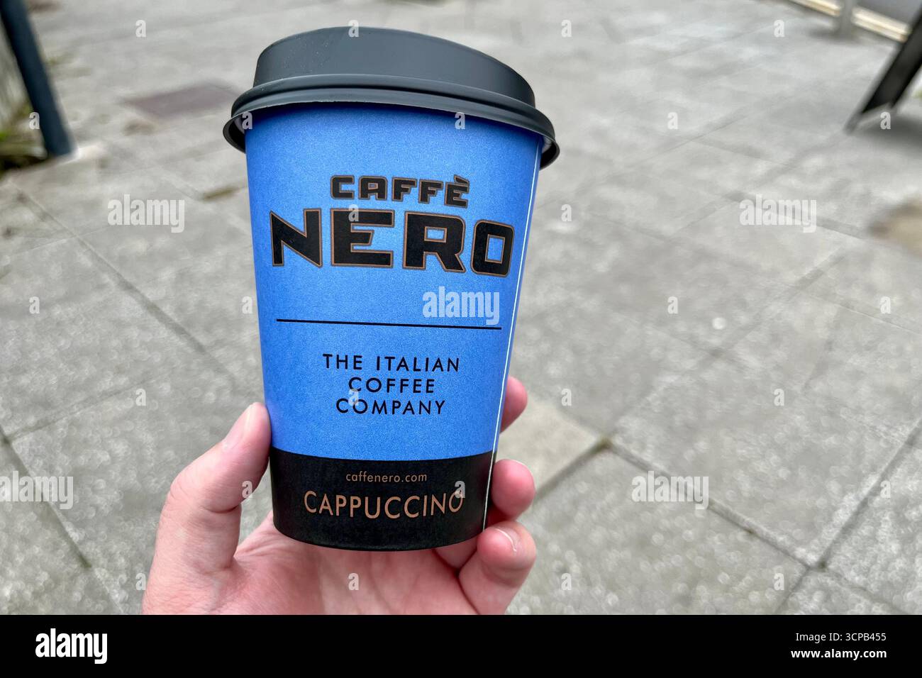 Tasse à café Caffè Nero. Cowbridge, Vale of Glamorgan, pays de Galles, Royaume-Uni. 19 septembre 2025. - Image de stock capturée avec un smartphone