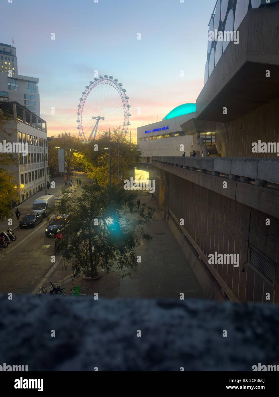 24 septembre 2025 - Londres, Royaume-Uni - le London Eye et le Royal Festival Hall vus au crépuscule avec la vue sur la rue au premier plan Banque D'Images