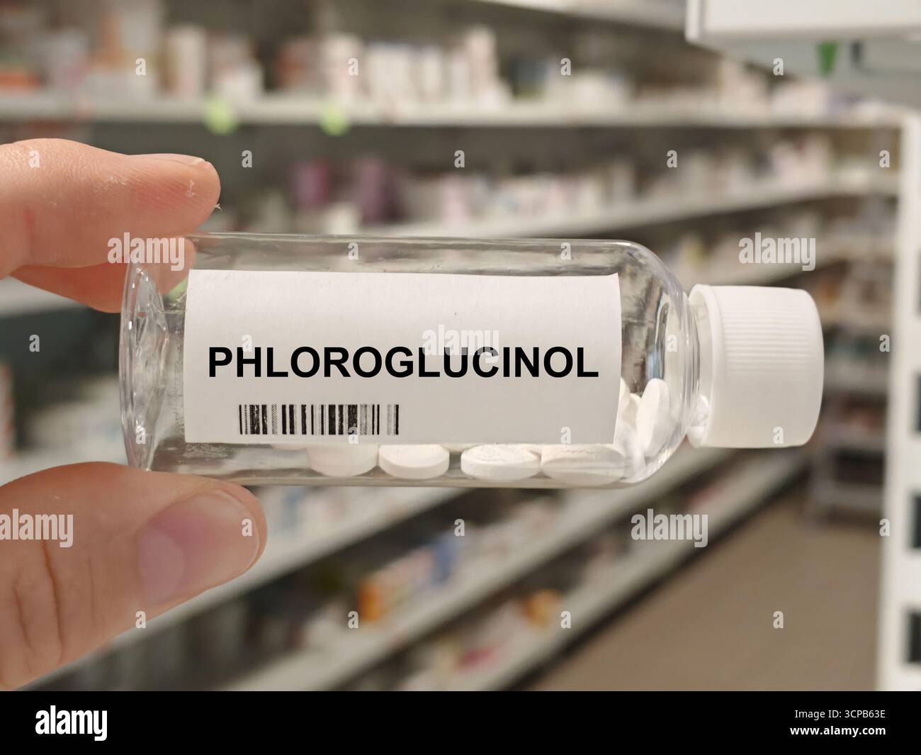 Boîte de comprimés DE PHLOROGLUCINOL sur une table de pharmacie hospitalière utilisée pour soulager les spasmes musculaires lisses un antispasmodique. Banque D'Images