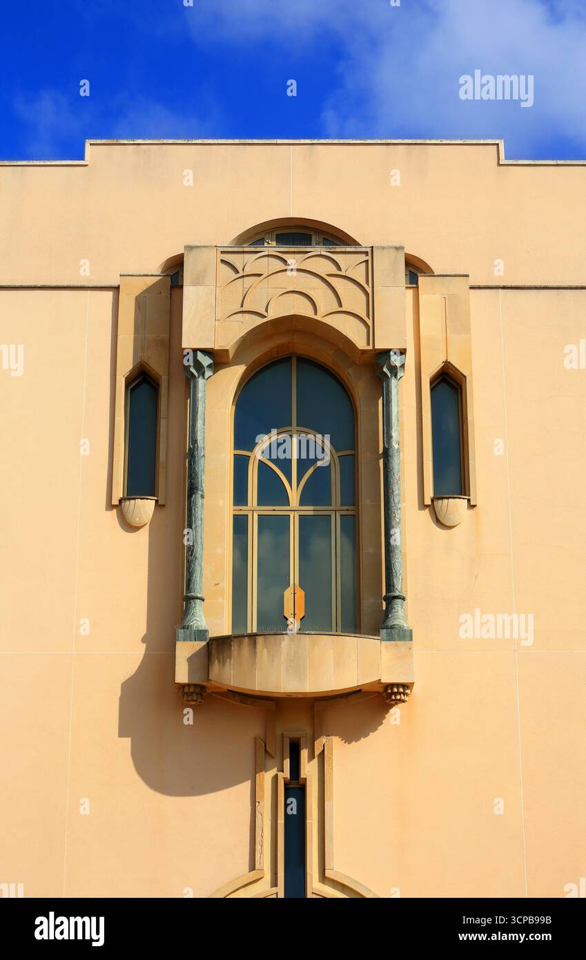 Casablanca, Maroc.détail d'une façade de bâtiment dans le style néo-mauresque ou mauresque, un mélange d'architecture traditionnelle marocaine arabesque et Art déco Banque D'Images