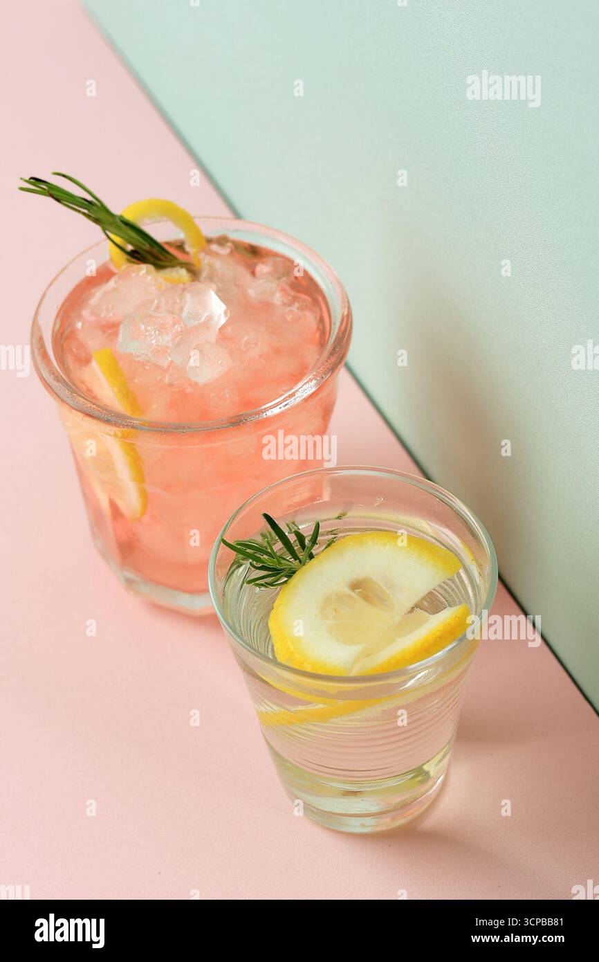 Boisson fraîche au citron rose et à la limonade Banque D'Images