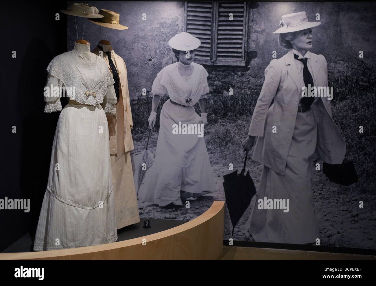 Costumes du film A Room With a View (1985), portés par Helena Bonham carter et Maggie Smith - pour lesquels John Bright et Jenny Beavan ont reçu un Oscar et un BAFTA pour la meilleure conception de costumes - en avant-première de l'exposition costume Couture : soixante ans de Cosprop, au Fashion & textile Museum du centre de Londres, qui se déroule du 26 septembre au 8 mars. Date de la photo : jeudi 25 septembre 2025. Banque D'Images