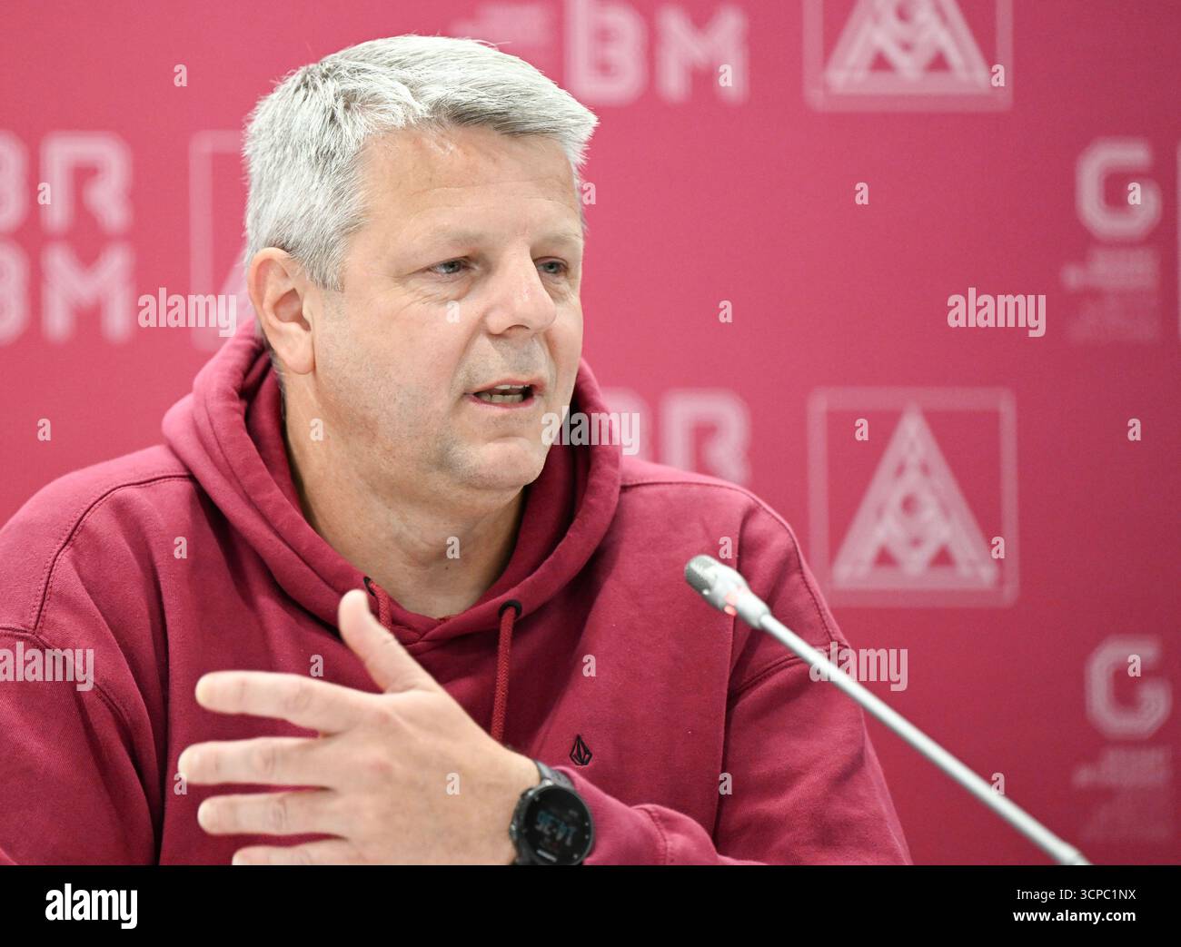 Gerlingen, Allemagne. 25 septembre 2025. Frank Sell, président du comité d'entreprise général du secteur solutions de mobilité du groupe Bosch, prend la parole lors d'une conférence de presse sur les suppressions d'emplois au siège de l'entreprise. Le constructeur automobile Bosch souhaite réduire ses coûts et réduire environ 13 000 emplois supplémentaires, principalement sur les sites allemands de la division Mobility. Crédit : Bernd Weißbrod/dpa/Alamy Live News Banque D'Images