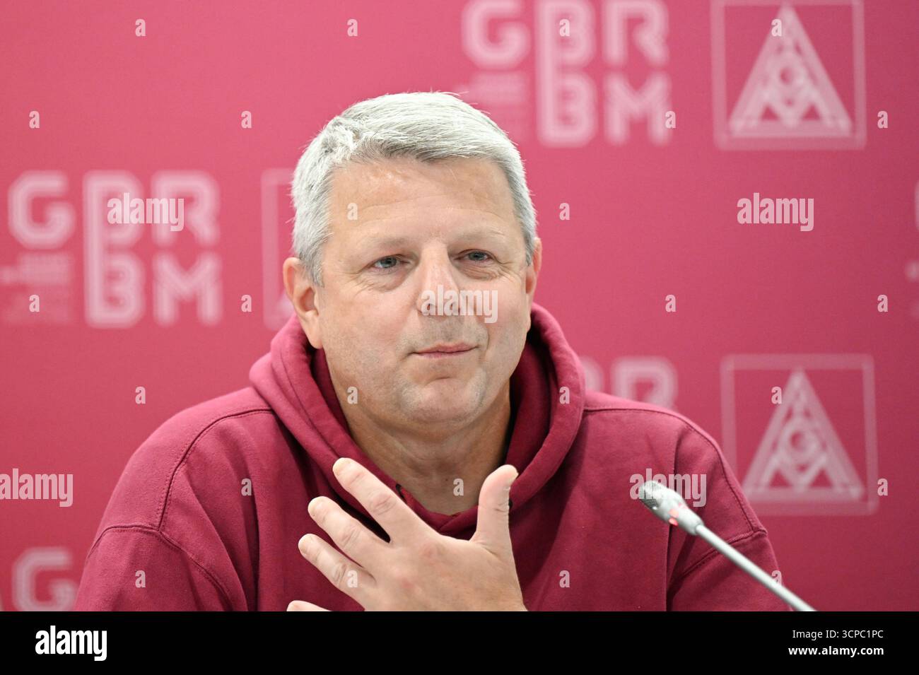 Gerlingen, Allemagne. 25 septembre 2025. Frank Sell, président du comité d'entreprise général du secteur solutions de mobilité du groupe Bosch, prend la parole lors d'une conférence de presse sur les suppressions d'emplois au siège de l'entreprise. Le constructeur automobile Bosch souhaite réduire ses coûts et réduire environ 13 000 emplois supplémentaires, principalement sur les sites allemands de la division Mobility. Crédit : Bernd Weißbrod/dpa/Alamy Live News Banque D'Images