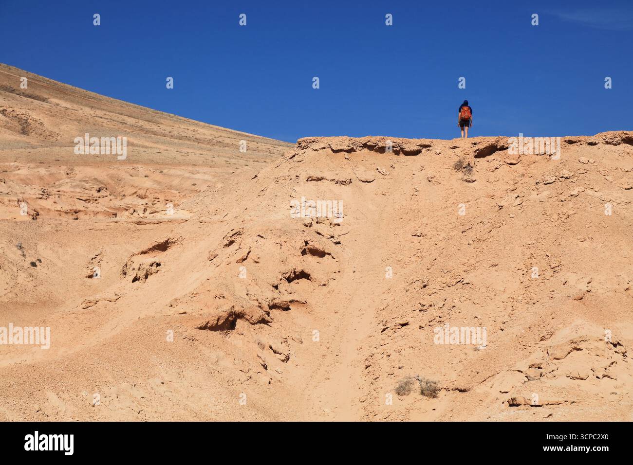 Touriste dans le paysage de canyon rocheux Barranco Encantado (alias Barranco de los Enamorados). Attraction touristique naturelle à Fuerteventura île de Canary Isl Banque D'Images