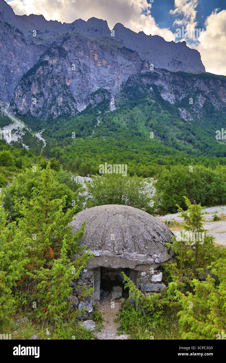 Bunker en béton à Theth. Paysage d'été de Theth Mountains dans les Alpes albanaises (également connu sous le nom de Accursed Mountains). Parc national des Alpes d'Albanie. Banque D'Images