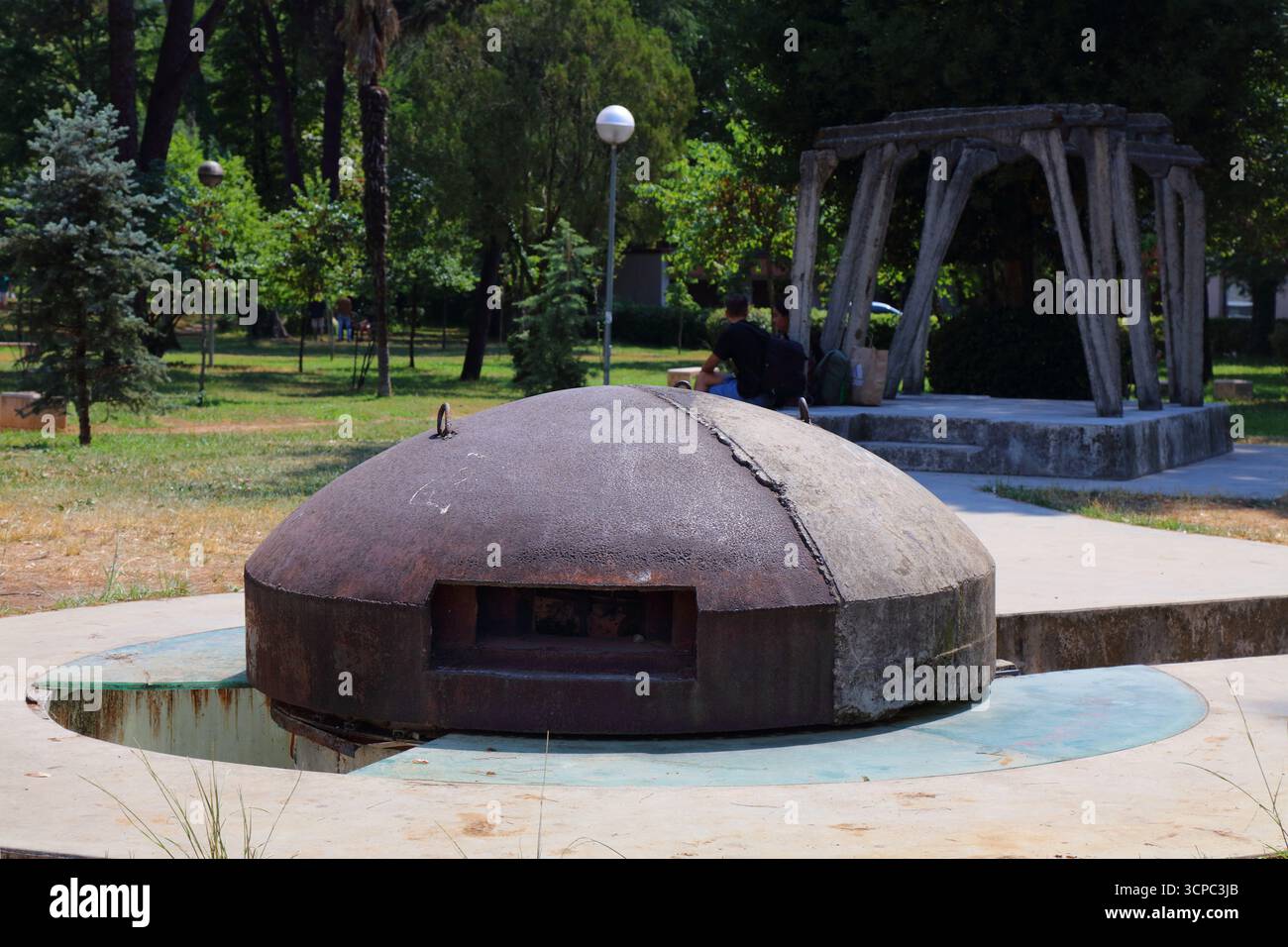 Vieux bunker en béton à Tirana, Albanie. Infrastructure militaire historique dans le parc public Lulishte Ismail Qemali. Banque D'Images