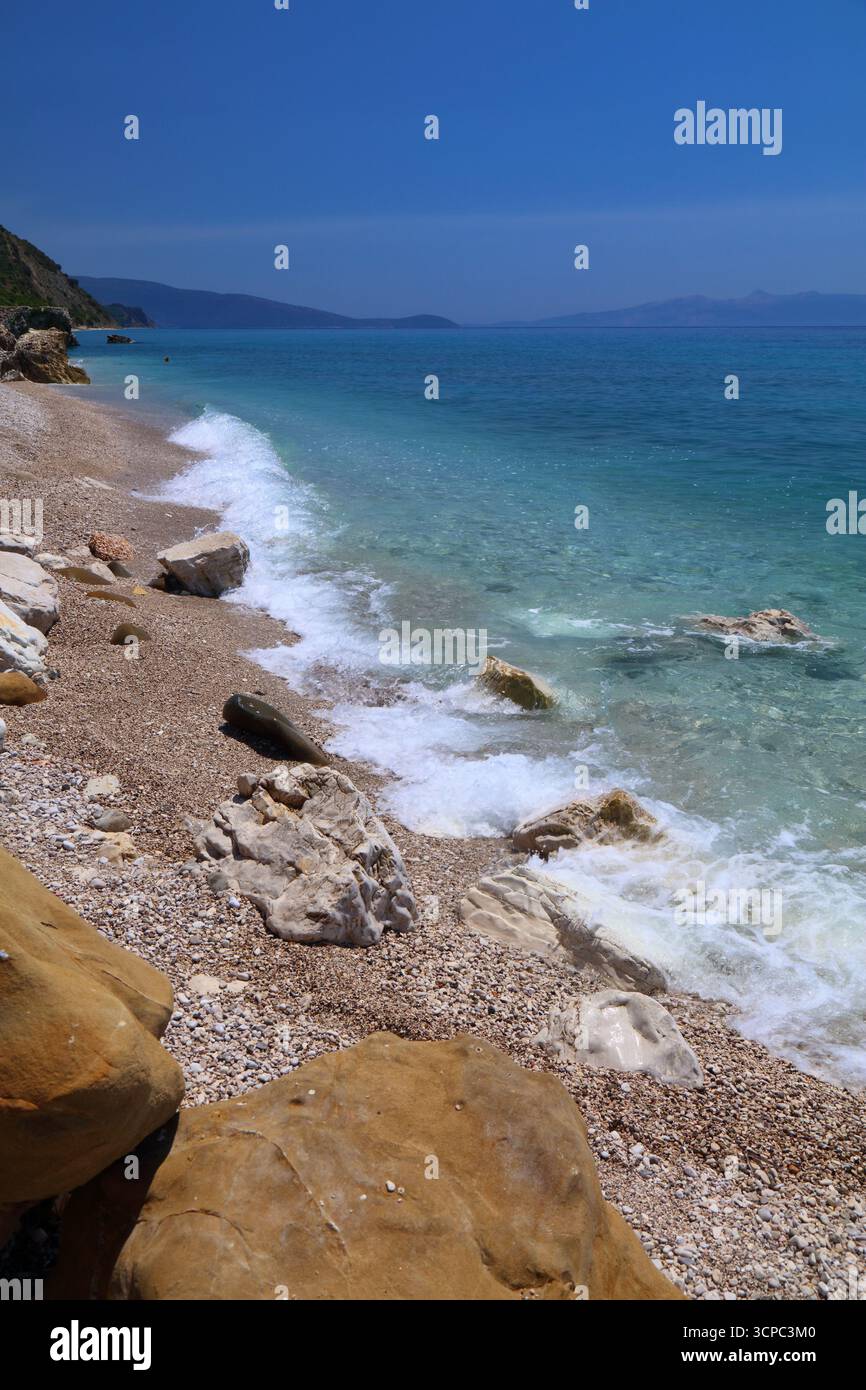 Vue sur la Riviera albanaise en été. Plage de Borsh dans le comté de Vlore, Albanie. Temps ensoleillé. Banque D'Images