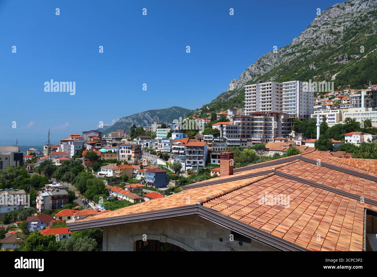 Ville de Kruje (également connue sous le nom de Kruja) en Albanie. Paysage urbain avec montagnes. Banque D'Images
