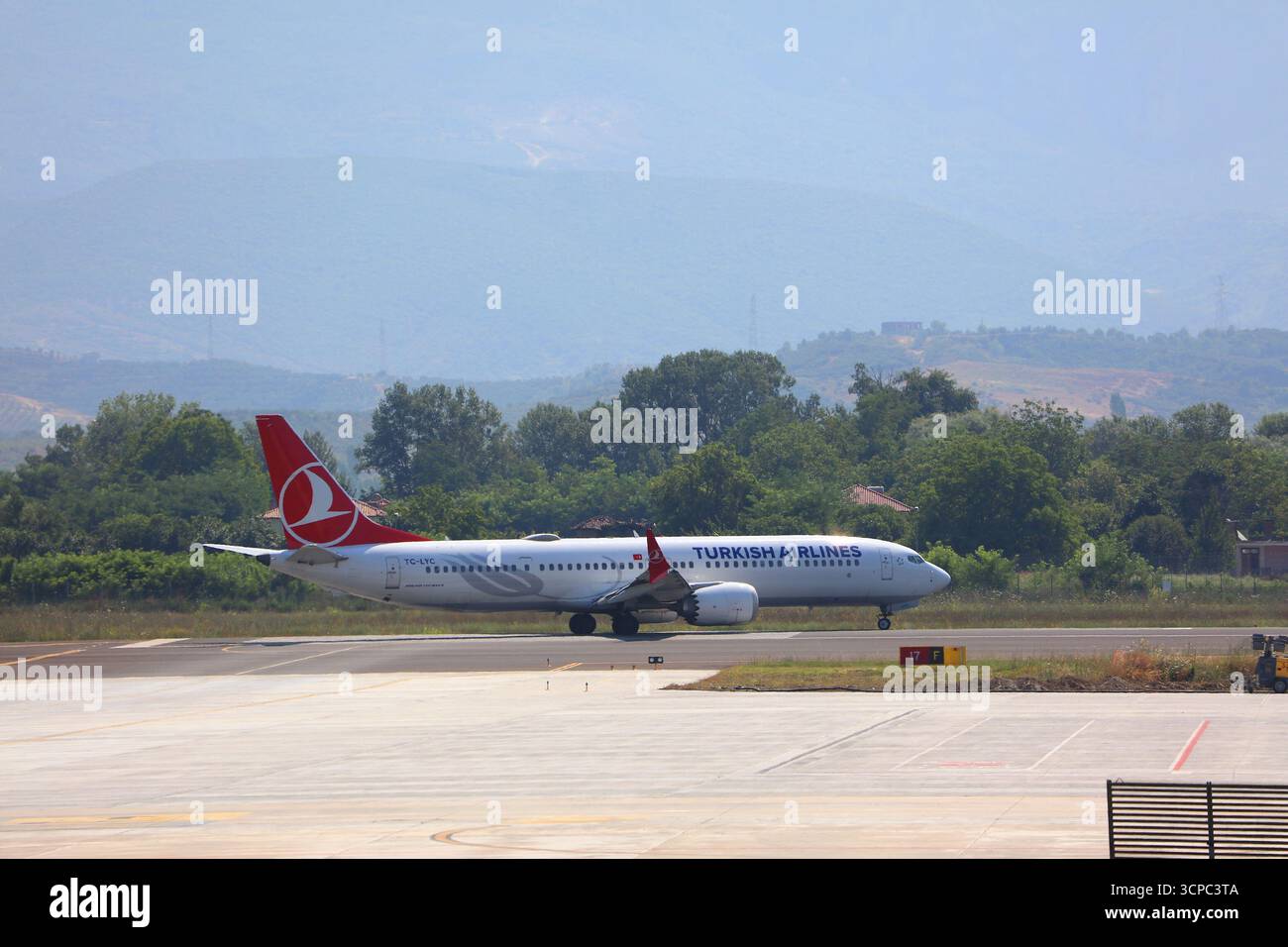 TIRANA, ALBANIE - 27 JUIN 2025 : Turkish Airlines Boeing 737 MAX 9 à l'aéroport international de Tirana en Albanie. Banque D'Images