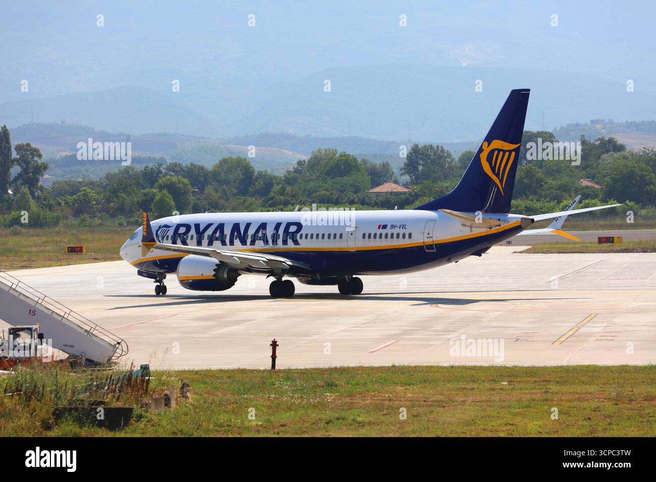 TIRANA, ALBANIE - 27 JUIN 2025 : compagnie aérienne économique Ryanair Boeing 737 MAX 8 à l'aéroport international de Tirana en Albanie. Banque D'Images
