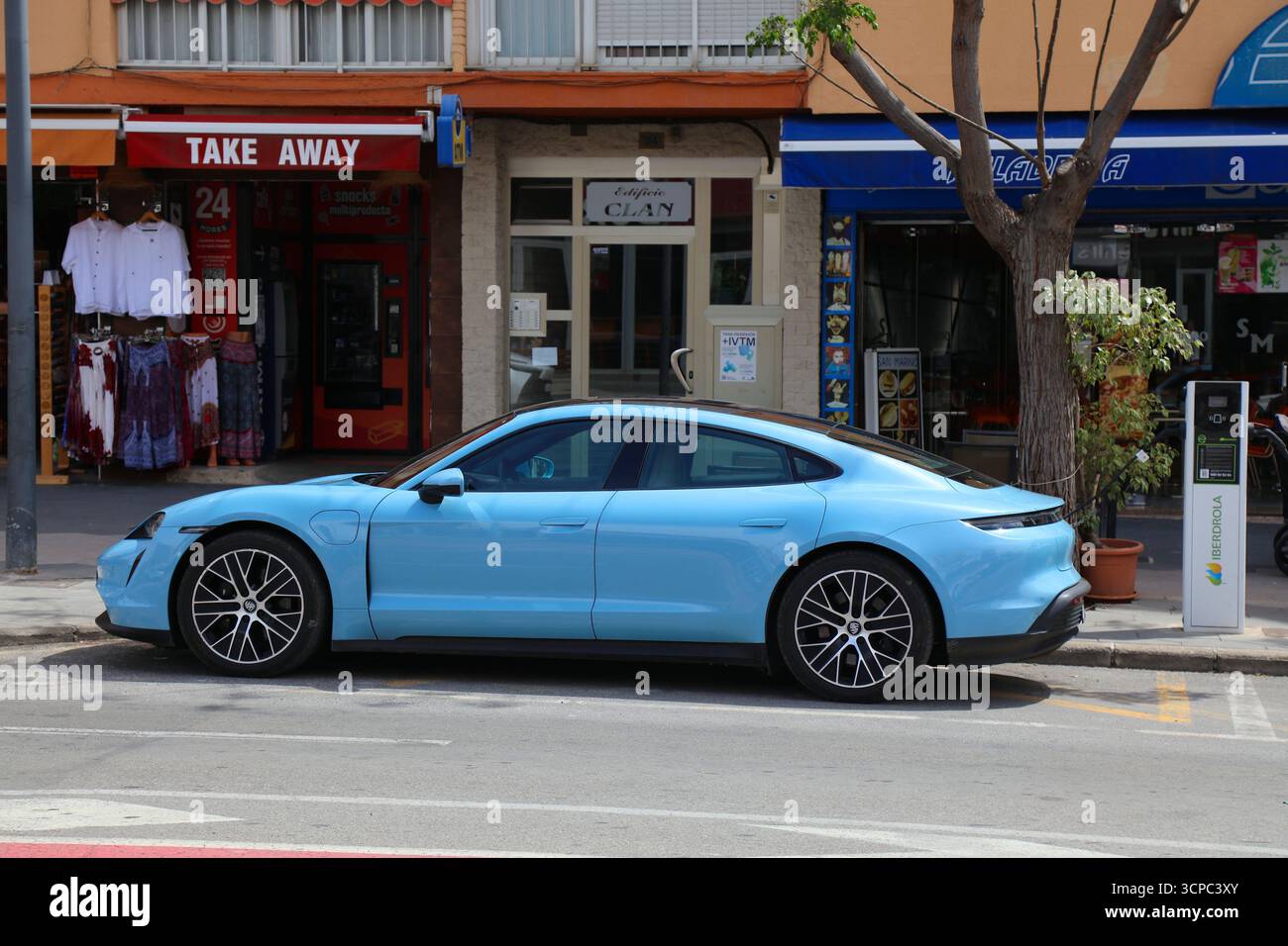 BENIDORM, ESPAGNE - 10 AVRIL 2025 : Porsche Taycan voiture électrique de luxe garée sur un chargeur à Benidorm, Espagne. Banque D'Images