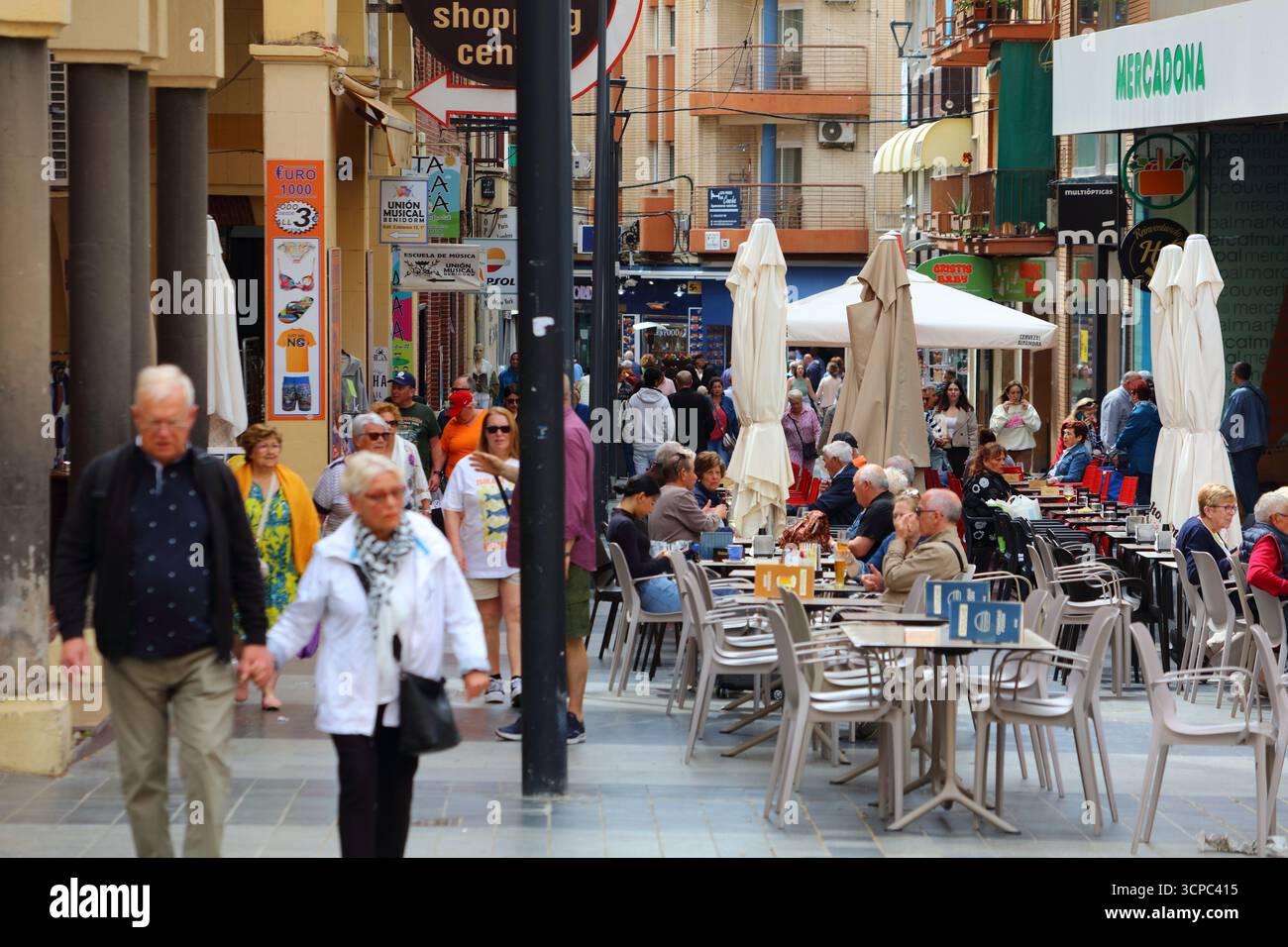 BENIDORM, ESPAGNE - 11 AVRIL 2025 : les gens marchent le long de la rue commerçante dans le centre-ville de Benidorm station balnéaire dans la Communauté valencienne, Espagne. Banque D'Images