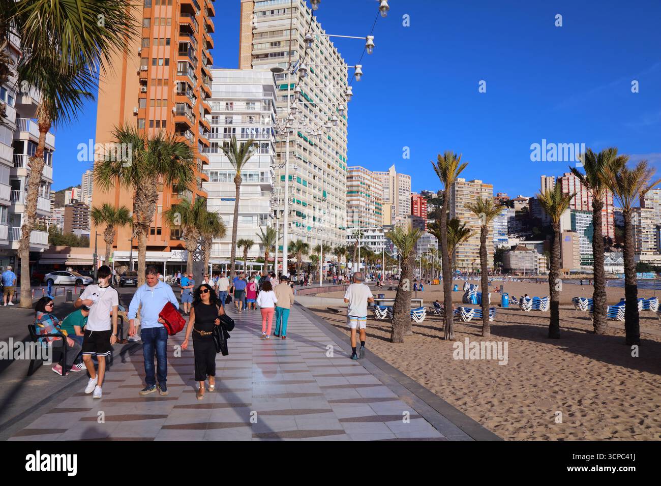 BENIDORM, ESPAGNE - 5 AVRIL 2025 : les gens marchent sur la promenade du front de mer de la plage Levante à Benidorm, Espagne. Banque D'Images
