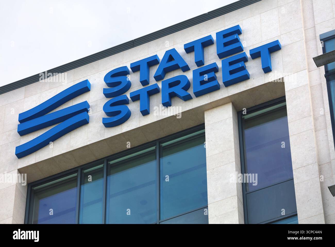 DUBLIN, IRLANDE - 7 JUILLET 2024 : immeuble de bureaux de State Street à Dublin, Irlande. State Street Corporation est une société américaine de services financiers mondiaux et Banque D'Images DUBLIN, IRLANDE - 7 JUILLET 2024 : immeuble de bureaux de State Street à Dublin, Irlande. State Street Corporation est une société américaine de services financiers mondiaux et Banque D'Images