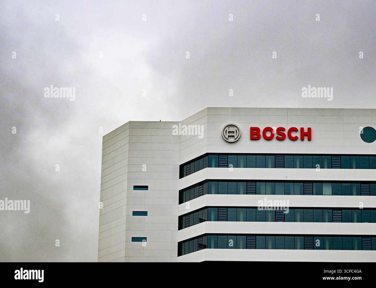 Gerlingen, Allemagne. 25 septembre 2025. Des nuages sombres planent au-dessus du siège de Robert Bosch GmbH. Le constructeur automobile Bosch souhaite réduire ses coûts et réduire environ 13 000 emplois supplémentaires, principalement sur les sites allemands de la division Mobility. Crédit : Bernd Weißbrod/dpa/Alamy Live News Banque D'Images