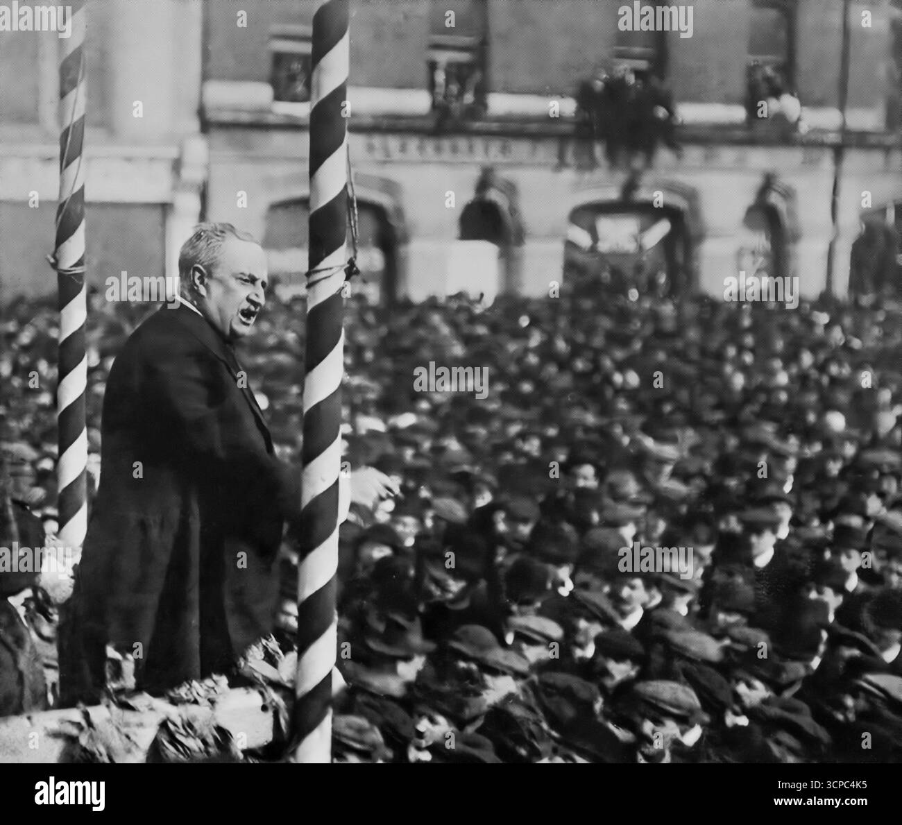 Une photographie du début du 20e siècle de John Redmond, (1856-1918), chef du Parti parlementaire irlandais (communément appelé Parti nationaliste irlandais, ou nationalistes). Vu dans la photographie s'adressant à une réunion à Dublin en 1912, épousant ses espoirs pour Home Rule en Irlande. Banque D'Images