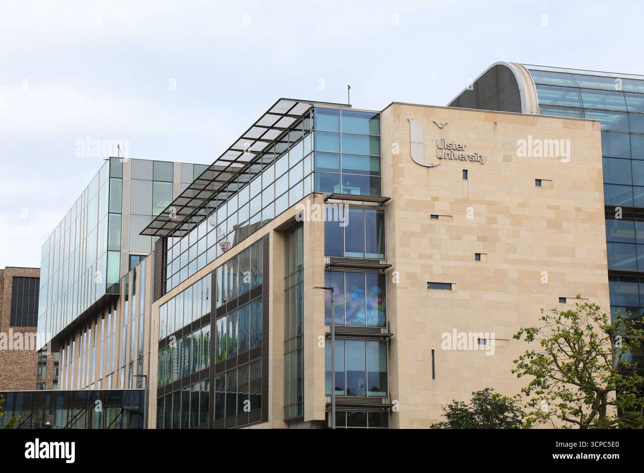 BELFAST, Royaume-Uni - 22 JUIN 2024 : campus de l'Université d'Ulster à Belfast, Irlande du Nord. Banque D'Images