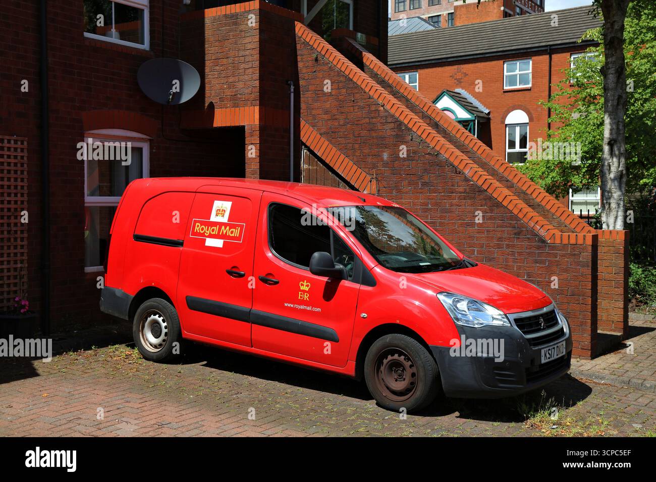 BELFAST, Royaume-Uni - 22 JUIN 2024 : fourgon de livraison Royal mail Red à Belfast, Irlande du Nord, Royaume-Uni. Banque D'Images