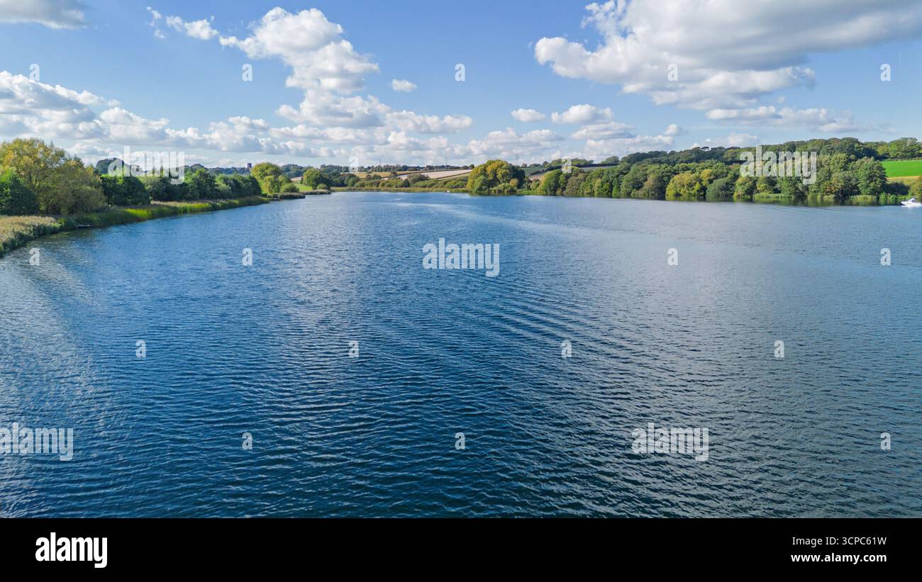 Lac Pickmere près de Northwich dans le Cheshire. Bien connaître endroit de beauté pour le canotage et la baignade. Banque D'Images