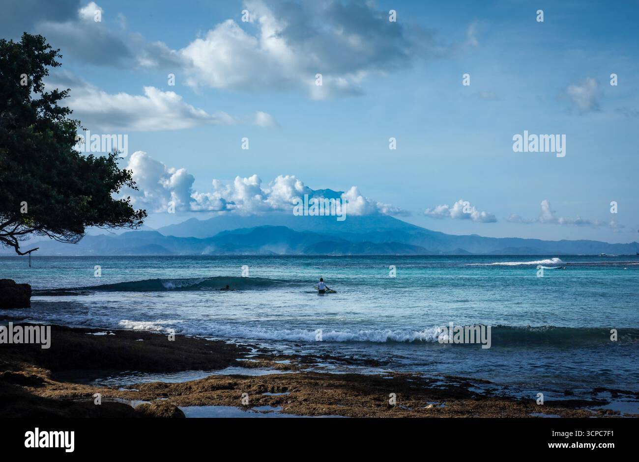 Magnifique paysage marin avec la plage de Nusa Lembongan, vue sur le volcan Gunung Agung, Bali, Indonésie. Eau de mer turquoise, ciel bleu. Banque D'Images
