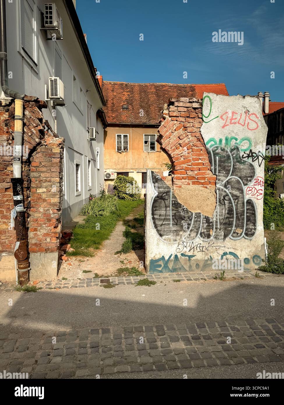 Peintures murales de Street art, murs de graffiti et affiches vintage à Zagreb, Croatie. Banque D'Images