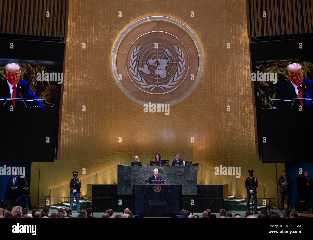 Le président Donald Trump prononce un discours lors de la 80e session de l’Assemblée générale des Nations Unies au siège de l’ONU à New York le 23 septembre 2025. Image reproduite avec l'aimable autorisation de la Maison Blanche. Banque D'Images