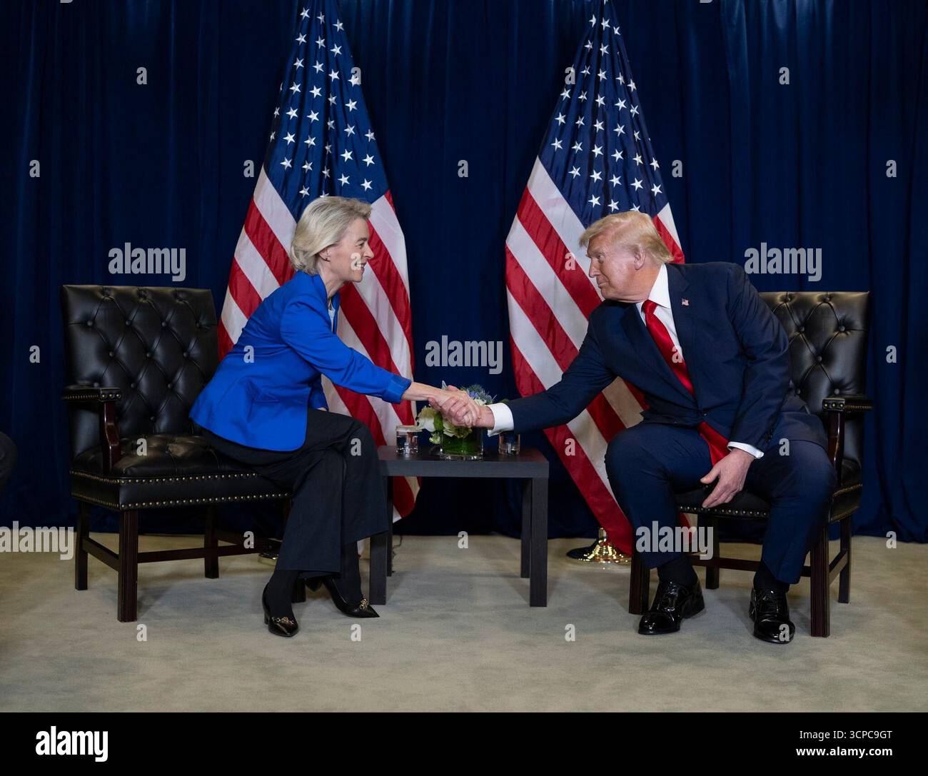 Le président Donald J. Trump rencontre la présidente de la Commission européenne Ursula von der Leyen en marge de la 80e session de l’Assemblée générale des Nations Unies à New York. 23 septembre 2025. Image reproduite avec l'aimable autorisation de la Maison Blanche. Banque D'Images