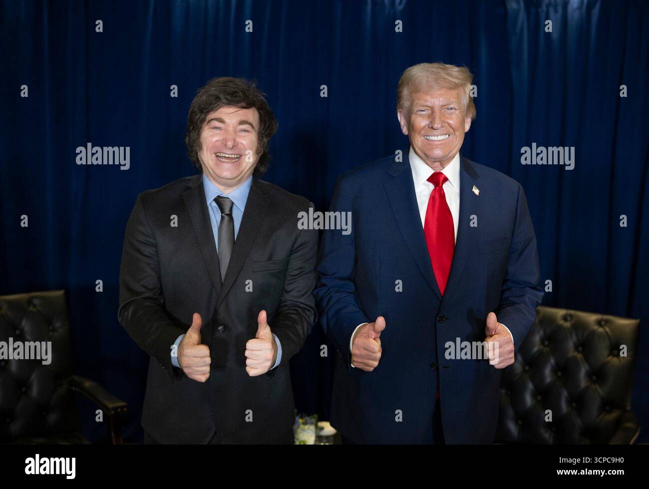 Le président Donald Trump cède le pouce avec Javier Milei, président de l’Argentine, avant une réunion au siège des Nations Unies à New York le 23 septembre 2025. Image reproduite avec l'aimable autorisation de la Maison Blanche. Banque D'Images