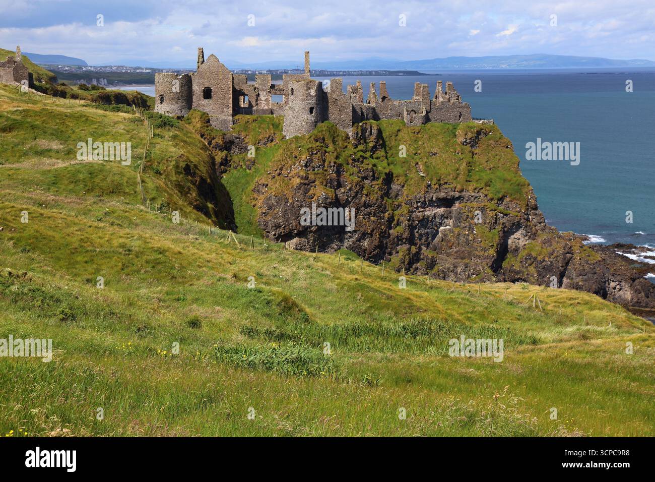 Château de Dunluce, monument médiéval dans le comté d'Antrim, Irlande du Nord. Banque D'Images