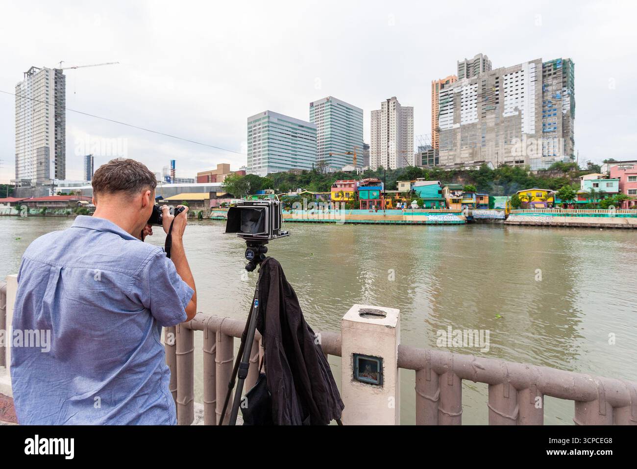 Le photographe et artiste allemand Peter Bialobrzeski photographie l'architecture urbaine avec son appareil photo grand format à Manille, Philippines Banque D'Images